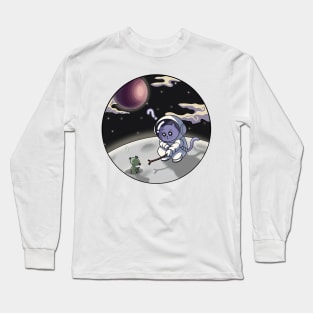 astronaut cat playing with aliens on the moon Long Sleeve T-Shirt